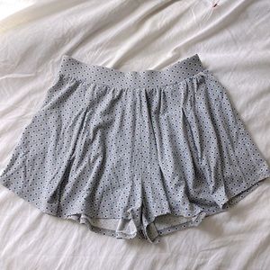 TUCKER + TATE Flowy light grey summer shorts